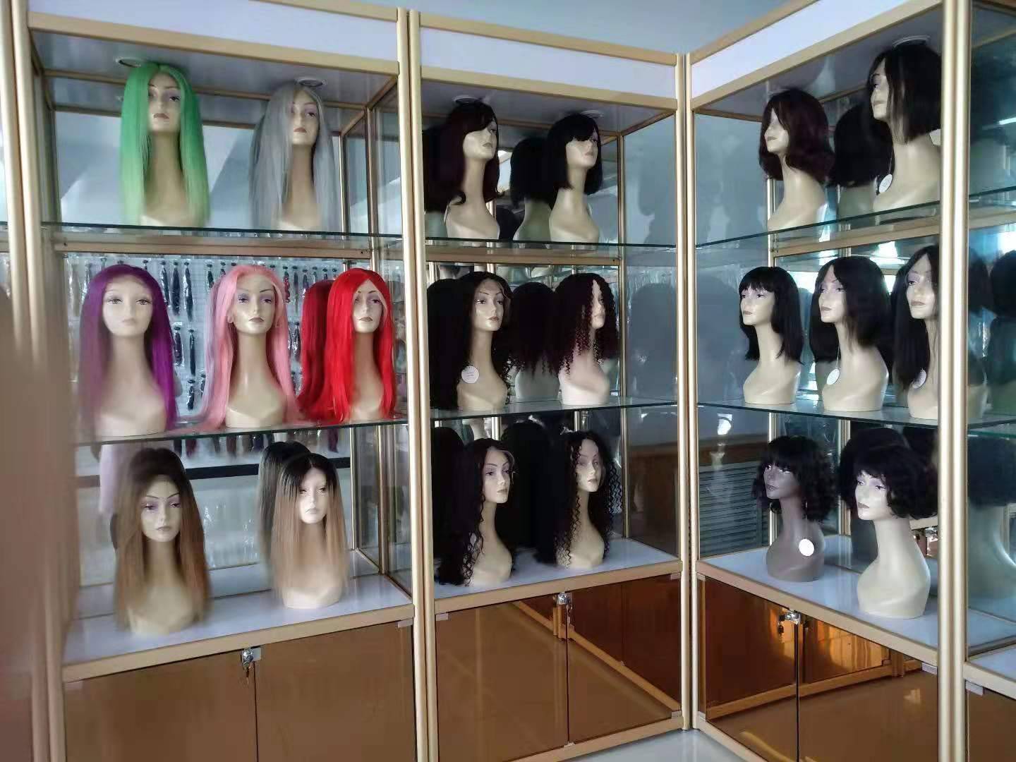 salle d'exposition de perruques de cheveux humains